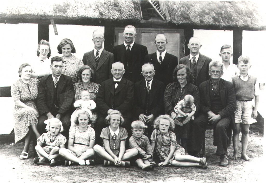 Ølholm Kærvej i 1945 (Klara og Kristian Mikkelsen sidder til højre)